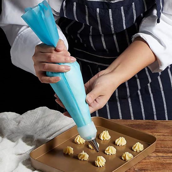 Poche à douille petite pâtisserie sur une plaque