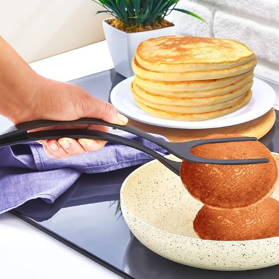 Spatule noir pancake sur une assiette