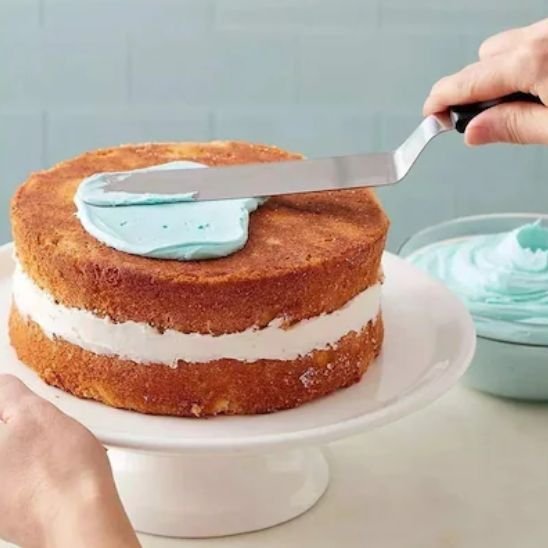 spatule premium qui lisse un gateau avec de la creme