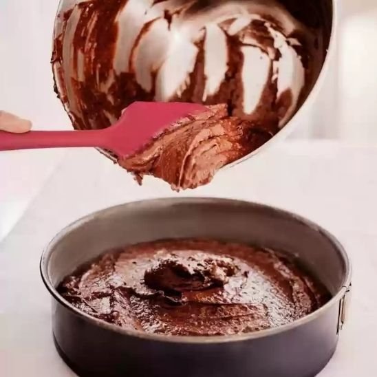 Spatule qui racle un saladier de chocolat