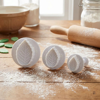 3 emporte piece pour faire des. feuilles sur table bois