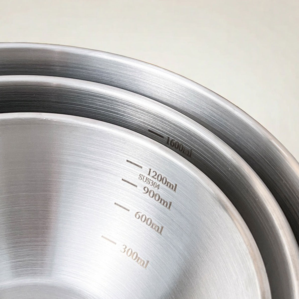 3 saladier inox empiles gros plan sur graduations
