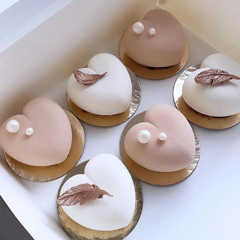 6 gateaux forme coeur 3D fait avec moule en silicone sur plateau blanc