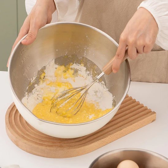 Cul de poule fouet qui bat melange oeuf et farine