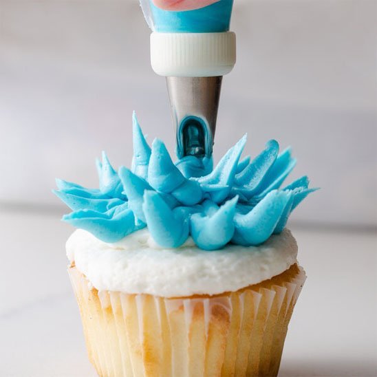 decoration sur cup cake avec douille patisserie