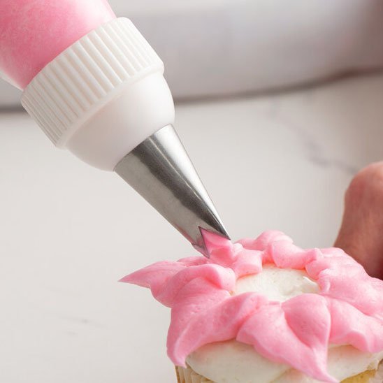 Douille patisserie embout pétale qui décore un gateau