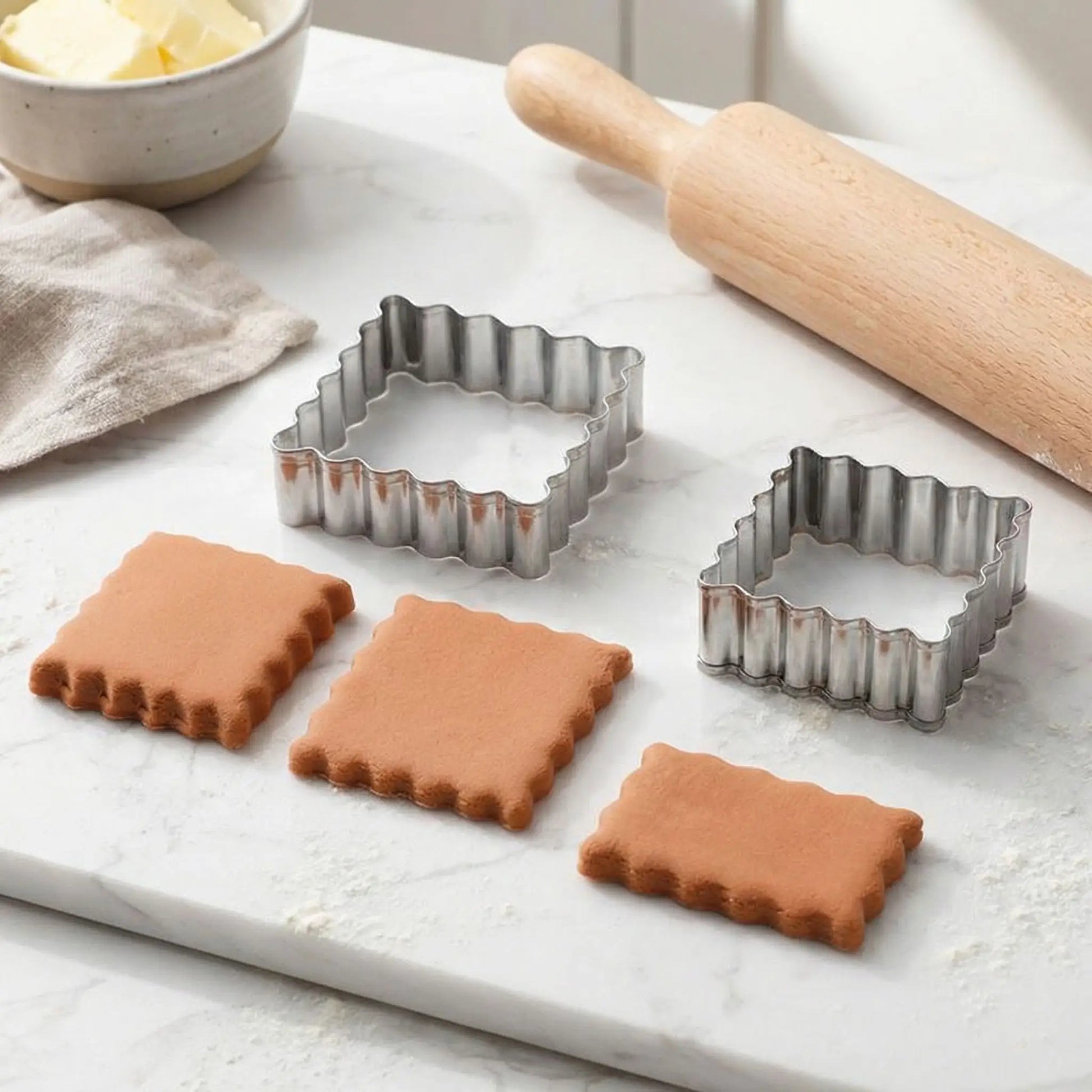 emporte piece biscuit sur plan travail pate cru