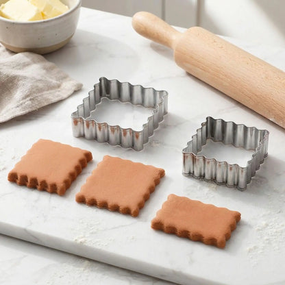 emporte piece biscuit sur plan travail pate cru