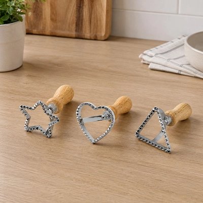 Emporte piece coeur triange etoile sur table bois