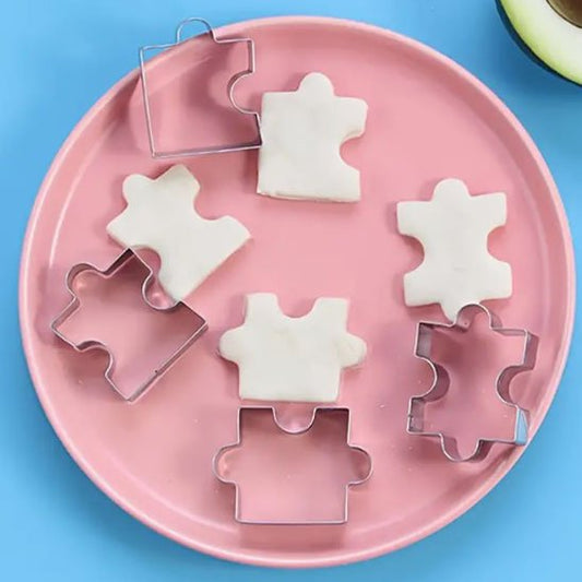 Emporte piece forme puzzle sur assiette rose