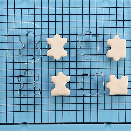 Emporte piece puzzle gâteaux cuits sur grille