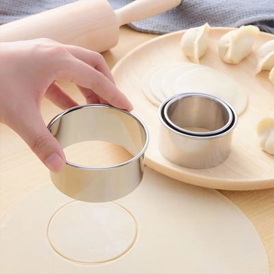 Emporte pièce un rond sur pate et un sur assiette