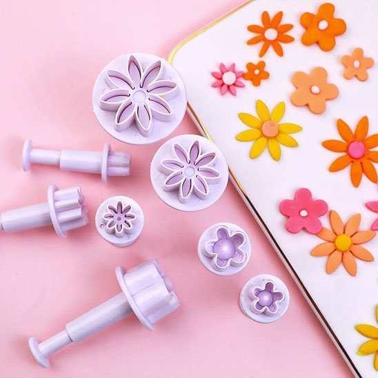 Emporte pieces​ 8 pièces et fleurs cuites sur grille
