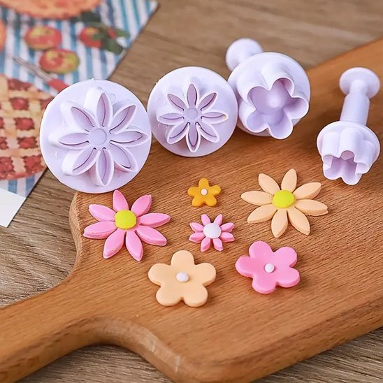 Emporte pieces​ fleurs cuites sur table