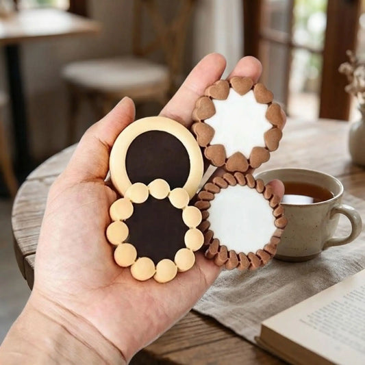 emporte pieces gateaux cuits dans une main