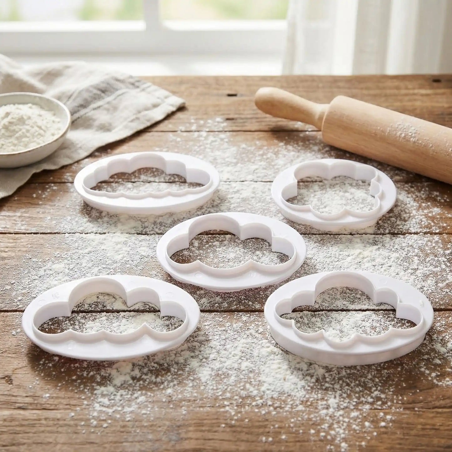 emporte pieces nuage sur table bois avec farine