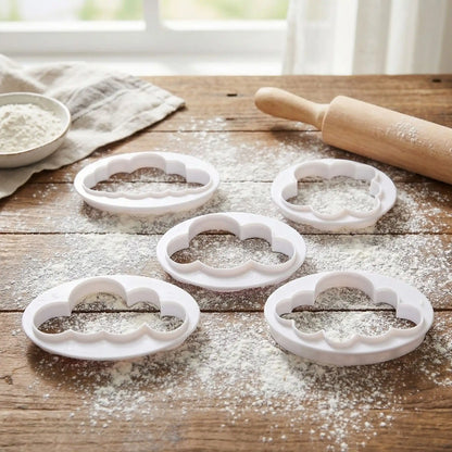 emporte pieces nuage sur table bois avec farine