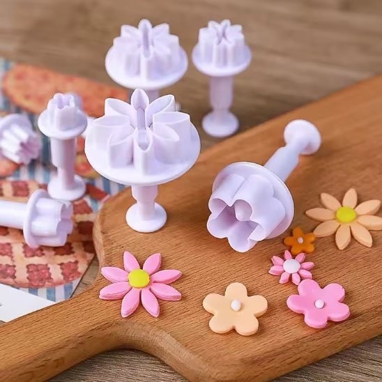 Emporte pieces​ sur une planche avec fleurs sur table
