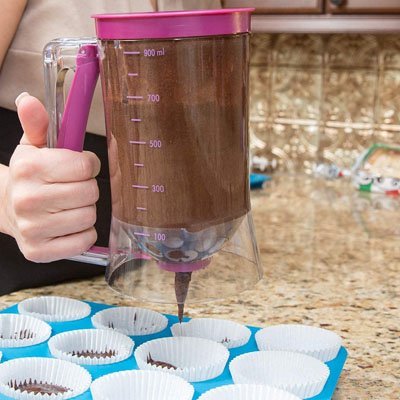 entonnoir a piston avec appareil au chocolat une dame verse de la pate dans des moules