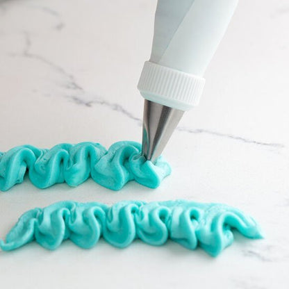 extraction de la pate avec douille patisserie