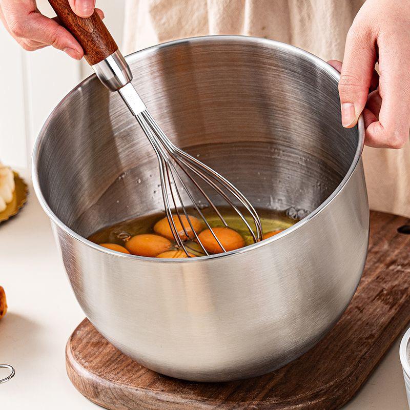 femme qui bat des oeufs dans cul de poule cuisine