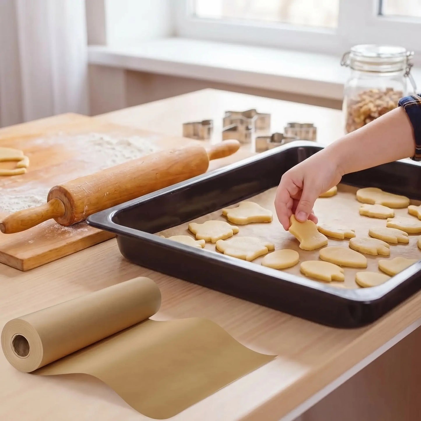 femme qui pose un biscuit sur plaque cuisson avec papier cuisson sur. plaque