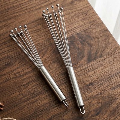 fouet inox 2 pieces sur plan de travail 