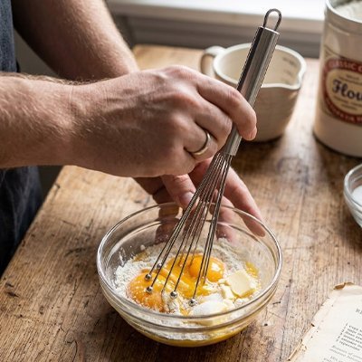 fouet inox battant des oeufs avec farine