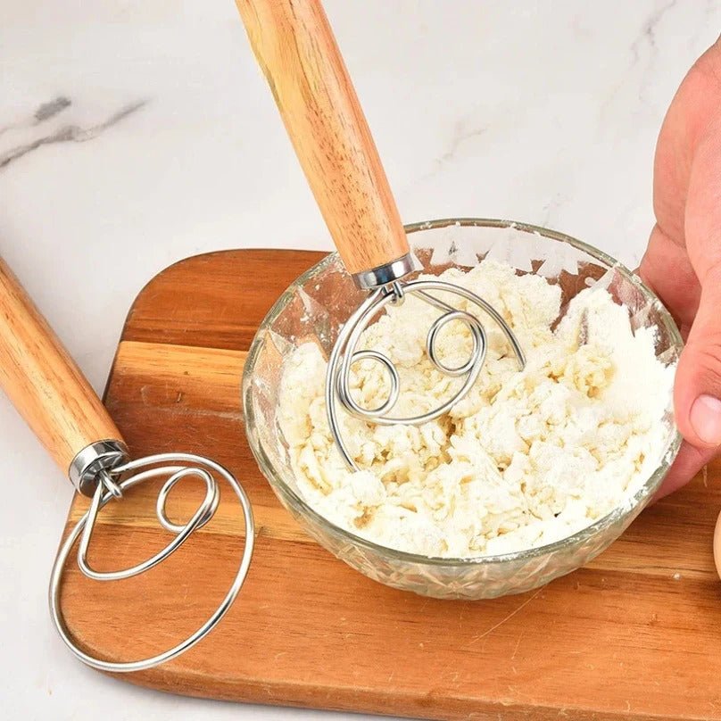 fouet inox qui melange pate dans saladier