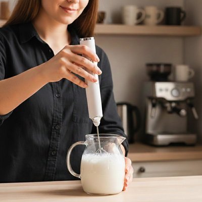 fouet mousseur cruche de lait avec fouet qui bat