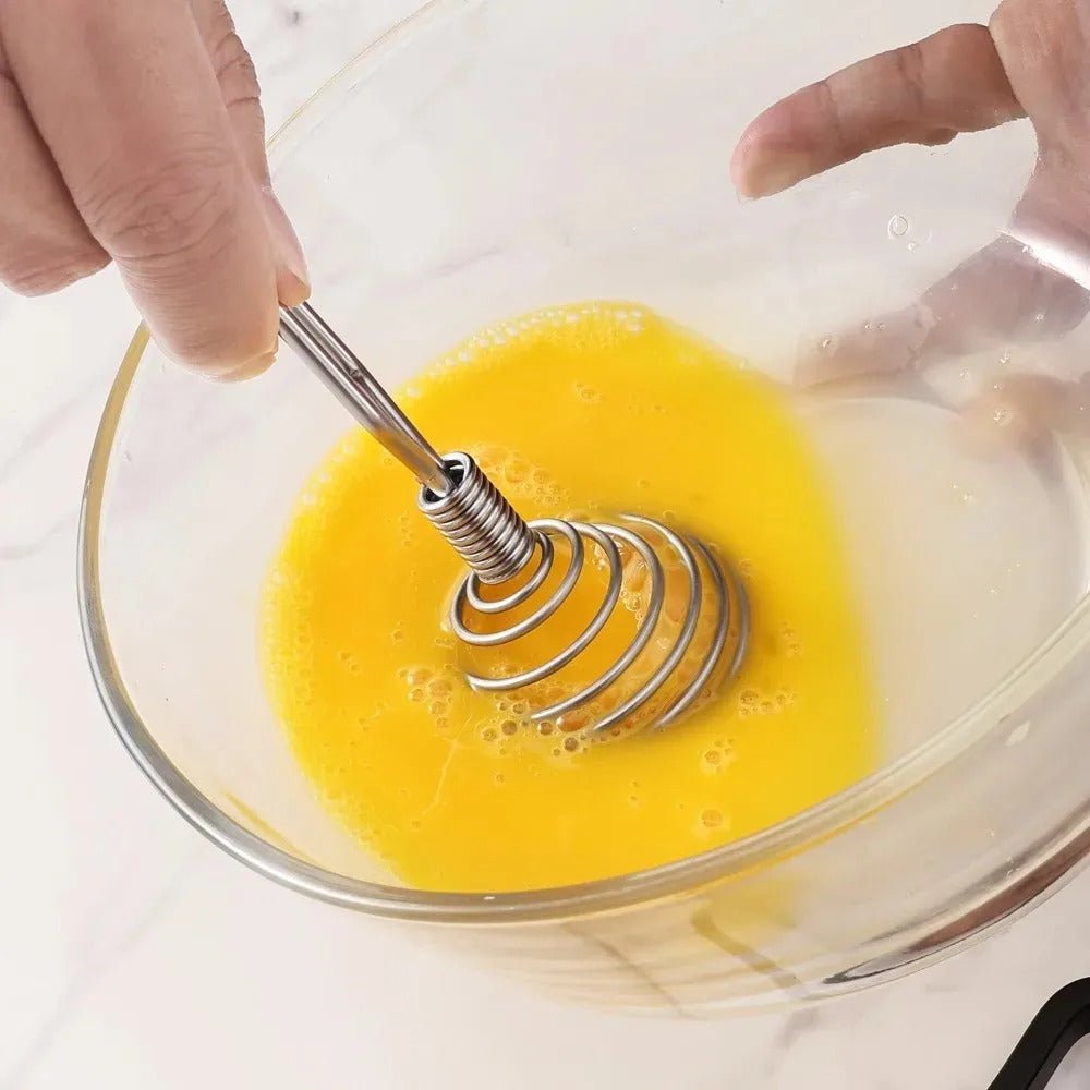 fouet patissier qui bat des oeufs dans saladier