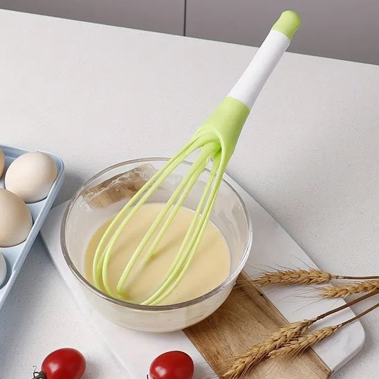 fouet plat avec preparation culinaire dans le saladier