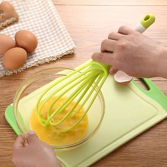 fouet plat couleur vert qui melange