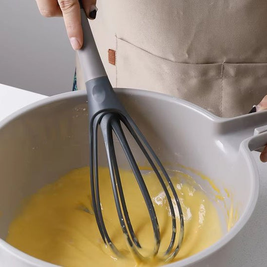 Fouet plat dans un bol battant des oeufs
