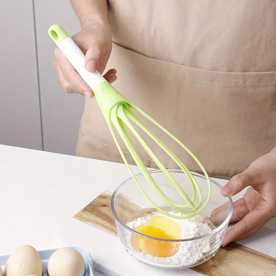 fouet plat qui incorpore des oeufs a la farine