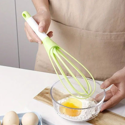 fouet plat qui incorpore des oeufs a la farine