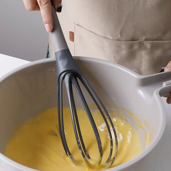 fouet plat qui melange une pate