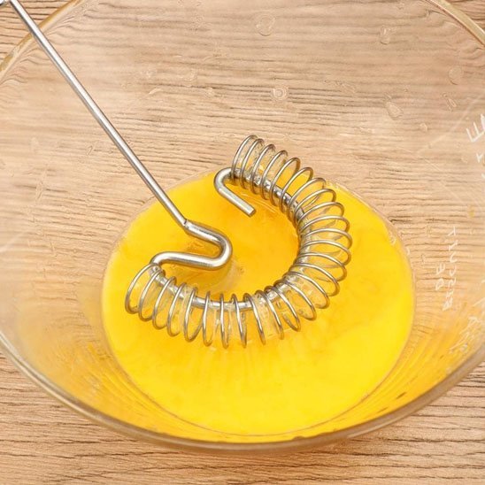 Fouet qui bat des œufs dans un saladier