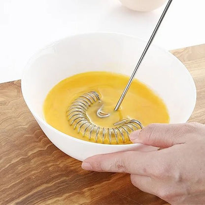 Fouet terminant de battre des œufs dans saladier