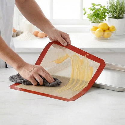 homme qui lave tapis de cuisson