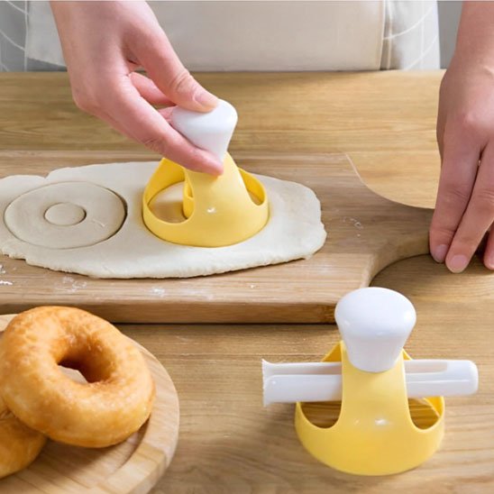 Moule à donuts emporte piece jaune sur table et un sur pate etalee