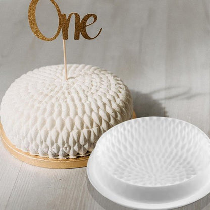 Moule à gateau en silicone avec gateau terminé sur la table