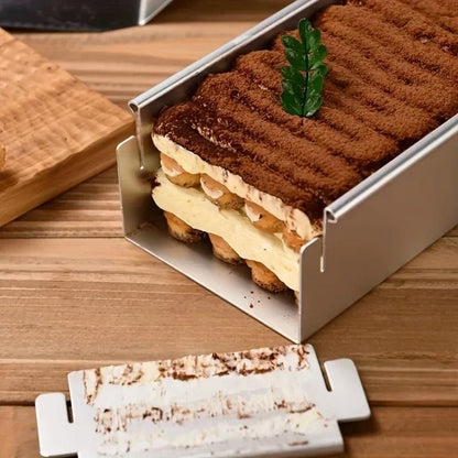 moule a gateau tiramisu au demoulage sur plan travail
