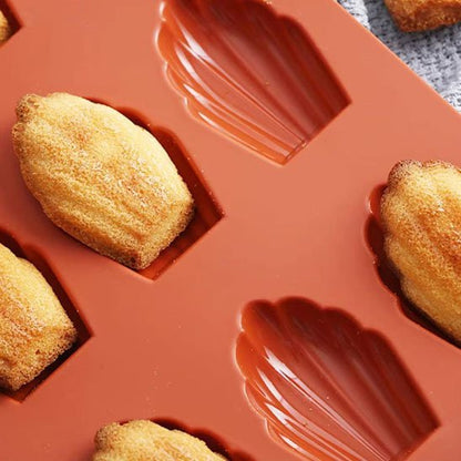 Moule a madeleine en silicone gros plan sur madeleine cuite dans le moule