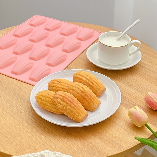 moule a madeleine gateaux sur assiette