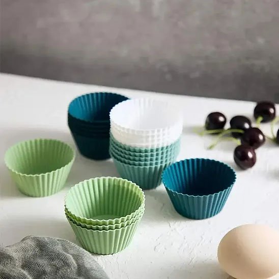 Moule à muffin  plusieurs couleurs sur une table