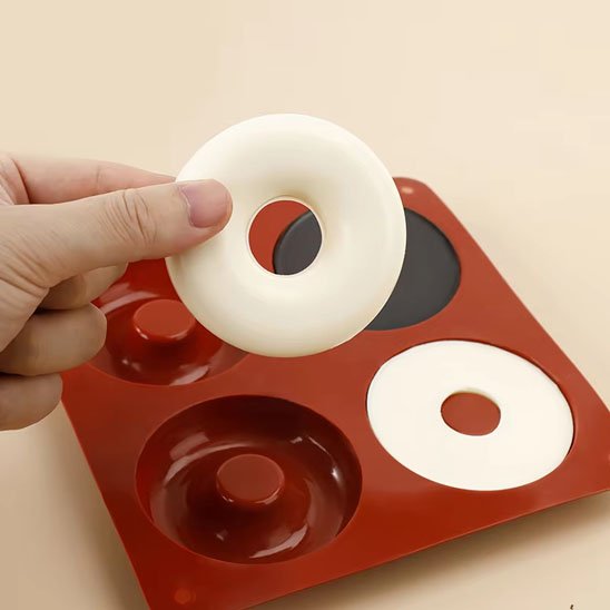 Moule donuts gateau blanc à la sortie du four