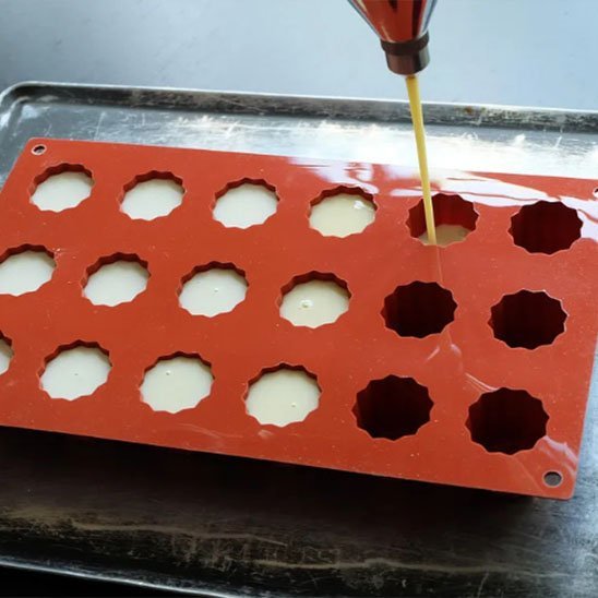 Moule en silicone​ la pate est en cours de versement