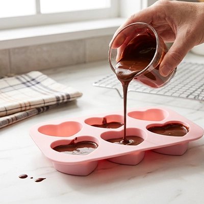 Moule en silicone pour gateau forme coeur rose. sur plan travail