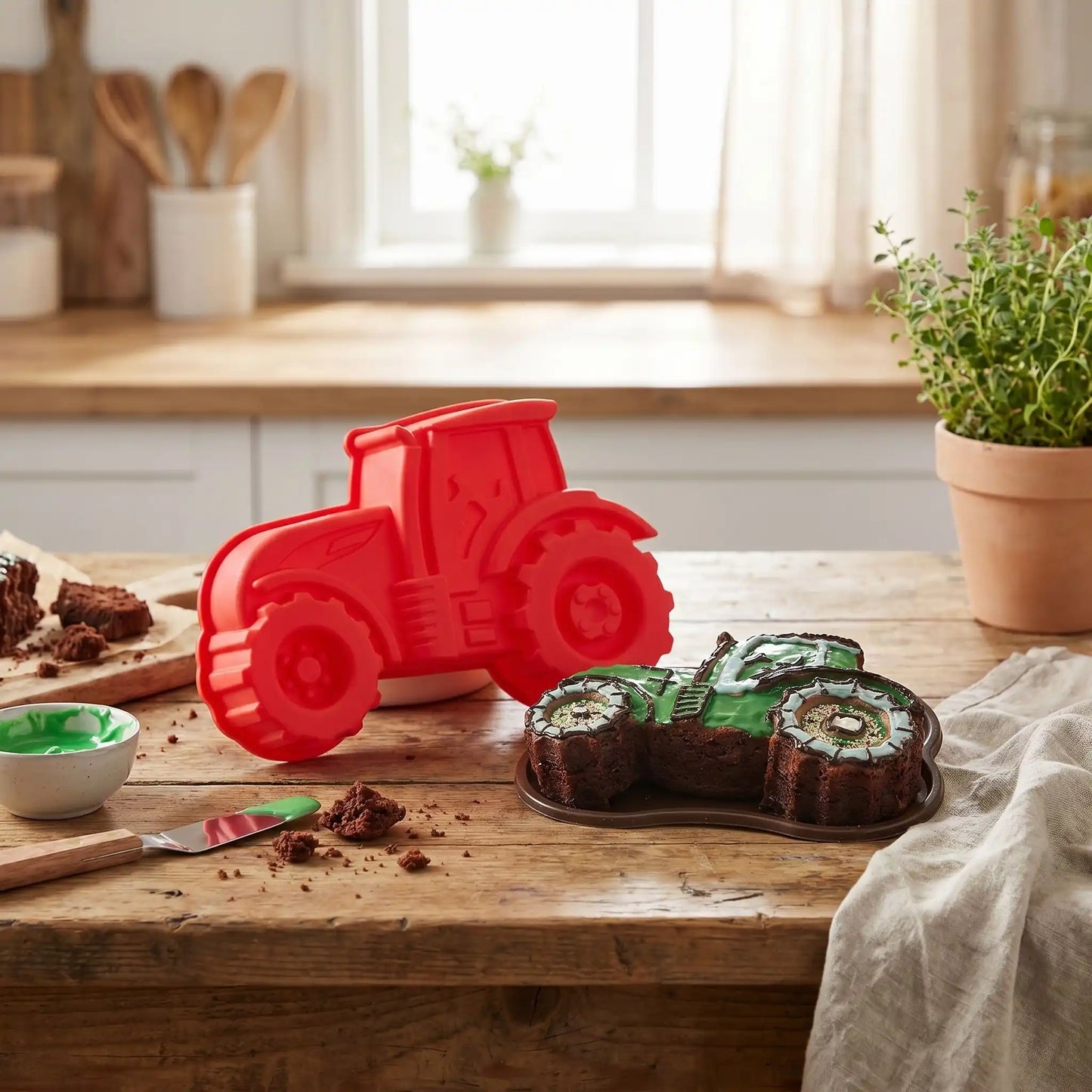 moule en silicone pour gateau tracteur sur table bois avec gateau chocolat forme tracteur demoule